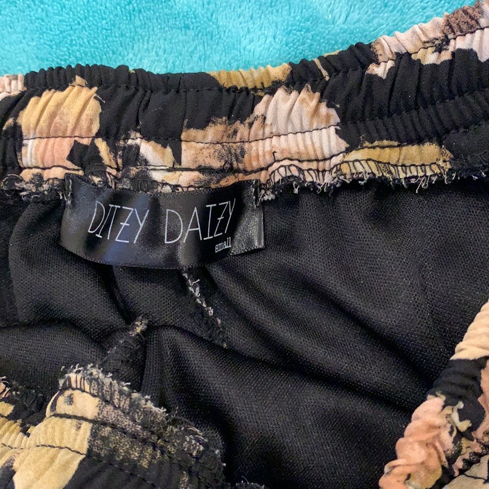Ditzy Daizy lined floral lace shorts size small - Picture 4 of 10